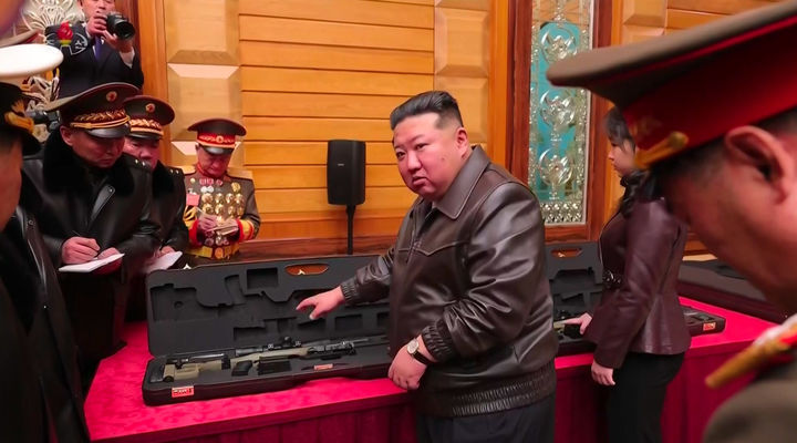 [서울=뉴시스] 김정은 북한 국무위원장이 지난 27일 당중앙위원회 본부에서 주요 지도간부들과 군사지휘관들을 만나 신형저격수보총을 선물했다고 북한 조선중앙TV가 28일 보도했다.이날 북한은 김 위원장의 딸 김주애가 소총을 조준 사격하는 단독 사진도 이례적으로 공개했다. (사진=조선중앙TV 캡처) 2024.02.28. photo@newsis.com *재판매 및 DB 금지