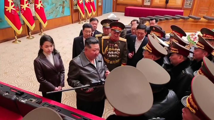 [서울=뉴시스] 김정은 북한 국무위원장이 지난 27일 당중앙위원회 본부에서 주요 지도간부들과 군사지휘관들을 만나 신형저격수보총을 선물했다고 북한 조선중앙TV가 28일 보도했다.이날 북한은 김 위원장의 딸 김주애가 소총을 조준 사격하는 단독 사진도 이례적으로 공개했다. (사진=조선중앙TV 캡처) 2024.02.28. photo@newsis.com *재판매 및 DB 금지
