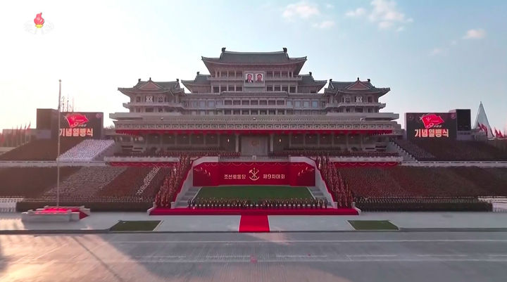 [서울=뉴시스] 김정은 북한 국무위원장이 지난 27일 노동당 제9차대회 기념 열병식 참가 부대 지휘관·병사들을 만나 기념사진을 찍었다고 북한 조선중앙TV가 28일 보도했다. (사진=조선중앙TV 캡처) 2026.02.28. photo@newsis.com *재판매 및 DB 금지