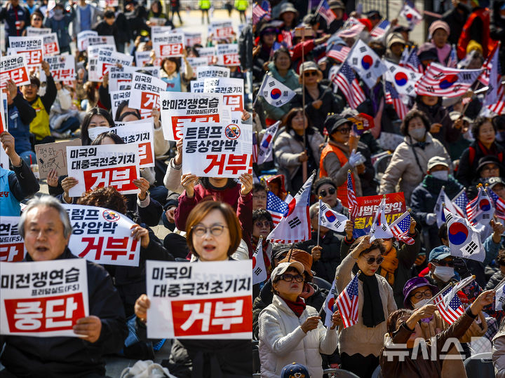 [서울=뉴시스] 정병혁 기자 = 28일 서울 종로구 세종대로와 동십자각 앞에서 자유통일을 위한 광화문 국민대회(오른쪽)와 '한미전쟁연습 중단! 트럼프 통상압박 안보위협 거부! 시민행진'이 각각 열리고 있다. 2026.02.28. jhope@newsis.com
