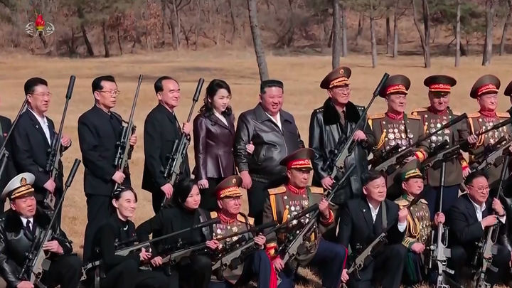 [서울=뉴시스] 김정은 북한 국무위원장이 지난 27일 당중앙위원회 본부에서 주요 지도간부들과 군사지휘관들을 만나 신형저격수보총을 선물한 뒤 지도간부들과 사격장에서 저격무기사격도 실시했다고 북한 조선중앙TV가 28일 보도했다.이날 북한은 김 위원장의 딸 김주애가 소총을 조준 사격하는 모습도 이례적으로 공개했다. (사진=조선중앙TV 캡처) 2024.02.09. photo@newsis.com *재판매 및 DB 금지