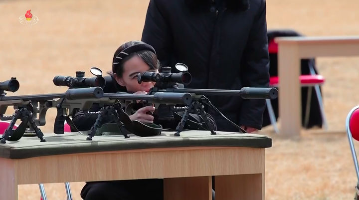 [서울=뉴시스] 김정은 북한 국무위원장이 지난 27일 당중앙위원회 본부에서 주요 지도간부들과 군사지휘관들을 만나 신형저격수보총을 선물한 뒤 지도간부들과 사격장에서 저격무기사격도 실시했다고 북한 조선중앙TV가 28일 보도했다. 이날 북한은 김여정이 노동당 총무부장이 소총을 조준 사격하는 모습도 공개했다. (사진=조선중앙TV 캡처) 2024.02.09. photo@newsis.com *재판매 및 DB 금지