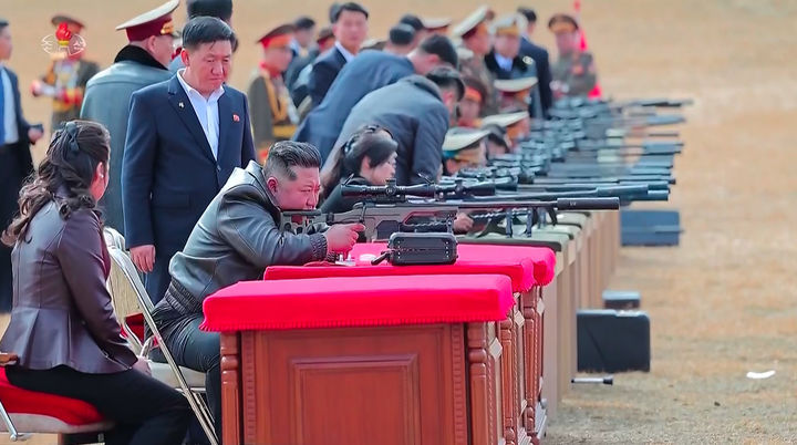 [서울=뉴시스] 김정은 북한 국무위원장이 지난 27일 당중앙위원회 본부에서 주요 지도간부들과 군사지휘관들을 만나 신형저격수보총을 선물한 뒤 지도간부들과 사격장에서 저격무기사격도 실시했다고 북한 조선중앙TV가 28일 보도했다.이날 북한은 김 위원장의 딸 김주애가 소총을 조준 사격하는 모습도 이례적으로 공개했다. (사진=조선중앙TV 캡처) 2024.02.09. photo@newsis.com *재판매 및 DB 금지