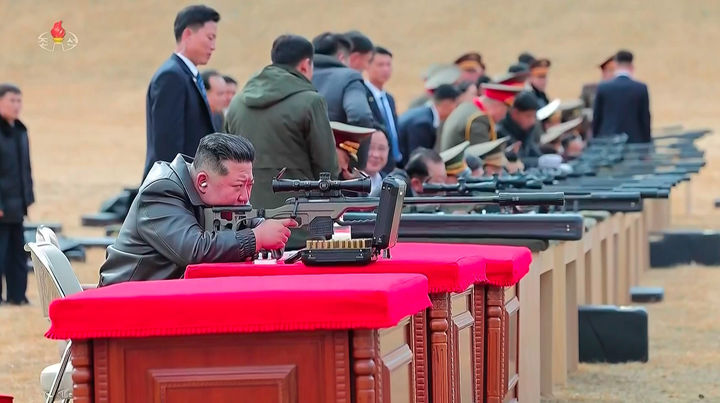 [서울=뉴시스] 김정은 북한 국무위원장이 지난달 27일 당중앙위원회 본부에서 주요 지도간부들과 군사지휘관들을 만나 신형저격수보총을 선물한 뒤 지도간부들과 사격장에서 저격무기사격도 실시했다고 북한 조선중앙TV가 28일 보도했다.이날 북한은 김 위원장의 딸 김주애가 소총을 조준 사격하는 모습도 이례적으로 공개했다. (사진=조선중앙TV 캡처) 2026.03.05. photo@newsis.com *재판매 및 DB 금지