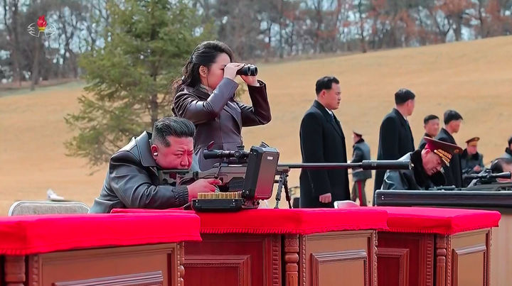 [서울=뉴시스] 김정은 북한 국무위원장이 지난 27일 당중앙위원회 본부에서 주요 지도간부들과 군사지휘관들을 만나 신형저격수보총을 선물한 뒤 지도간부들과 사격장에서 저격무기사격도 실시했다고 북한 조선중앙TV가 28일 보도했다.이날 북한은 김 위원장의 딸 김주애가 소총을 조준 사격하는 모습도 이례적으로 공개했다. (사진=조선중앙TV 캡처) 2024.02.09. photo@newsis.com *재판매 및 DB 금지