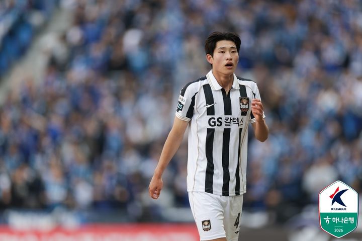 [서울=뉴시스] 정병혁 기자 = 28일 인천 중구 인천축구전용경기장에서 열린 하나은행 K리그1 2026 공식 개막전 인천 유나이티드와 FC 서울의 경기, 서울 손정범이 볼을 향하고 있다. (사진=한국프로축구연맹 제공) 2025.02.28. photo@newsis.com *재판매 및 DB 금지