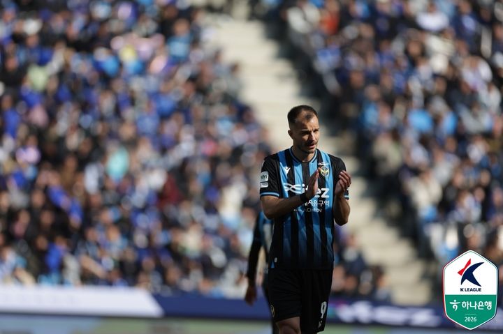 [서울=뉴시스] 정병혁 기자 = 28일 인천 중구 인천축구전용경기장에서 열린 하나은행 K리그1 2026 공식 개막전 인천 유나이티드와 FC 서울의 경기, 인천 무고사가 박수를 치고 있다. (사진=한국프로축구연맹 제공) 2025.02.28. photo@newsis.com *재판매 및 DB 금지
