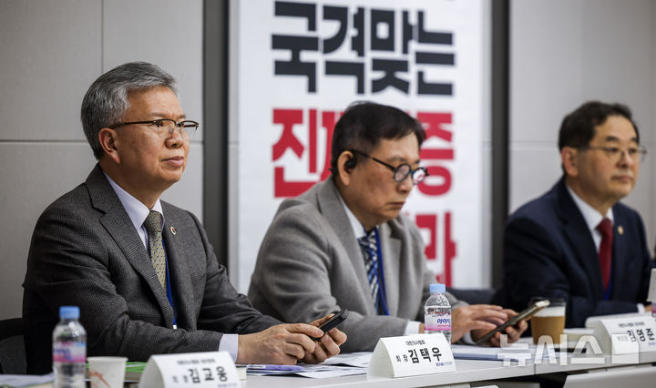 [서울=뉴시스] 정병혁 기자 = 김택우 대한의사협회장이 2월 28일 서울 용산구 대한의사협회에서 열린 2026년도 임시대의원총회에 참석하고 있다. 2026.02.28. jhope@newsis.com