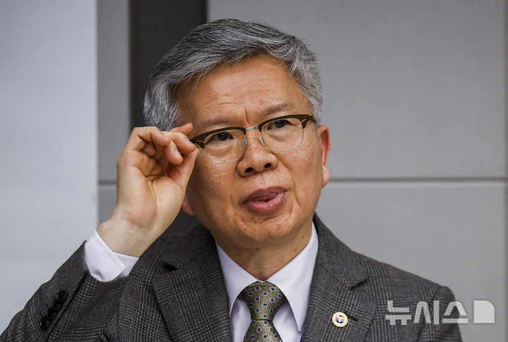 [서울=뉴시스] 정병혁 기자 = 김택우 대한의사협회장이 28일 서울 용산구 대한의사협회에서 열린 2026년도 임시대의원총회에 참석하고 있다. 2026.02.28. jhope@newsis.com