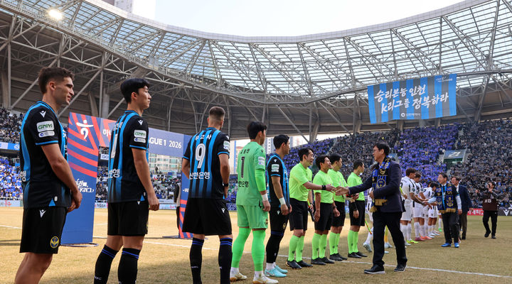 [서울=뉴시스] 정병혁 기자 = 최휘영 문화체육관광부 장관이 28일 인천축구전용경기장에서 열린 2026 케이(K)리그1 개막전 인천유나이티드FC와 FC서울의 경기를 찾아 심판들을 격려하고 있다.(사진=문화체육관광부 제공) 2025.02.28. photo@newsis.com *재판매 및 DB 금지