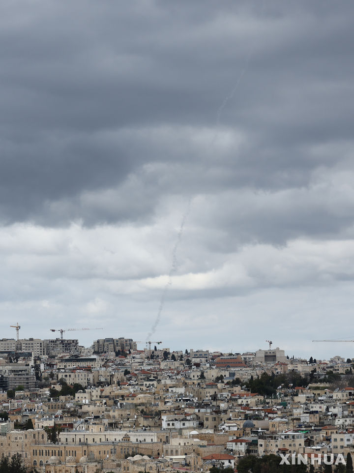 [예루살렘=신화/뉴시스] 미·이스라엘이 28일(현지 시간) 이란에 합동 군사 공격을 단행한 가운데, 이란의 보복 공격을 받은 이스라엘 예루살렘 구시가지에서 연기가 피어오르고 있다. 2026.02.28.
