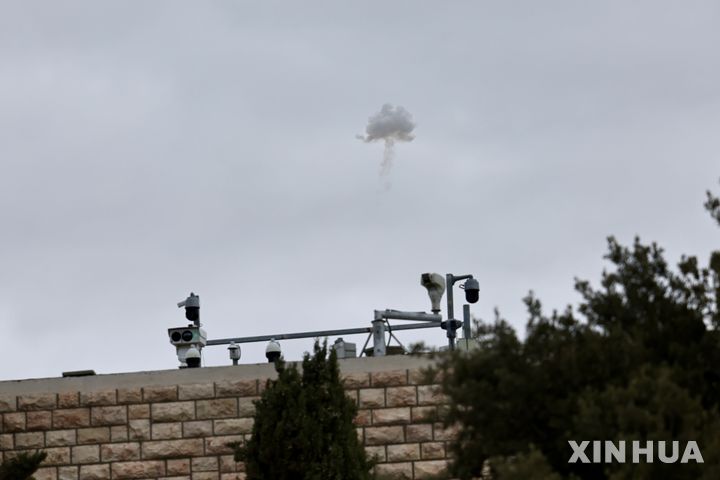 [예루살렘=신화/뉴시스] 정병혁 기자 = 미국이 이란에 대해 군사공격을 강행한 가운데 28일 이스라엘 예루살렘 상공에서 연기가 나고 있다. 2026.02.28. 