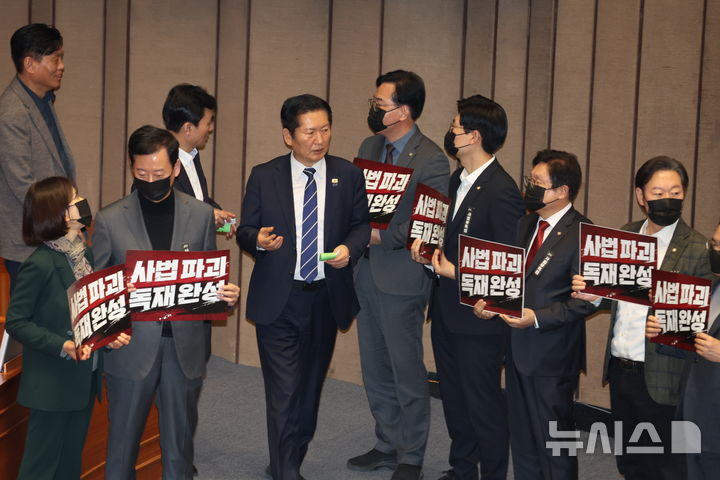 [서울=뉴시스] 조성봉 기자 = 정청래 더불어민주당 대표가 28일 오후 서울 여의도 국회 본회의에서 '대법관 증원'을 핵심으로 하는 법원조직법 일부개정법률안에 대한 투표를 마치고 침묵시위를 하는 국민의힘 의원들 앞을 지나가고 있다. 2026.02.28. suncho21@newsis.com