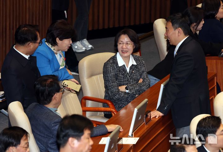 [서울=뉴시스] 조성봉 기자 = 추미애 국회 법제사법위원장이 지난달 28일 오후 서울 여의도 국회 본회의에서 '대법관 증원'을 핵심으로 하는 법원조직법 일부개정법률안에 대한 투표를 마치고 박지원, 박선원, 서영교, 김용민 의원과 대화를 하고 있다. 2026.02.28. suncho21@newsis.com