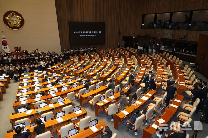 [서울=뉴시스] 조성봉 기자 = 28일 오후 서울 여의도 국회 본회의에서 '대법관 증원'을 핵심으로 하는 법원조직법 일부개정법률안에 대한 무제한토론(필리버스터) 종결 투표가 시작되자 국민의힘 의원들이 단상을 점거하고 침묵시위를 하고 있는 가운데 김민석(오른쪽) 국무총리와 민주당 의원들이 사진을 찍고 있다. 2026.02.28. suncho21@newsis.com