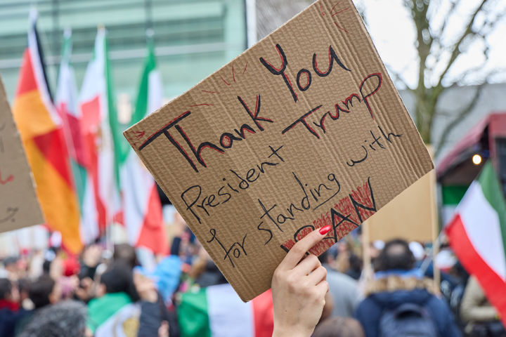 [베를린=AP/뉴시스] 지난달 28일(현지 시간) 독일 베를린 주재 미국 대사관 앞에서 미국과 이스라엘의 이란 공습에 지지하는 시위에 참여한 한 여성이 도널드 트럼프 미국 대통령에게 감사하는 손팻말을 들고 있다. 2026.03.01.