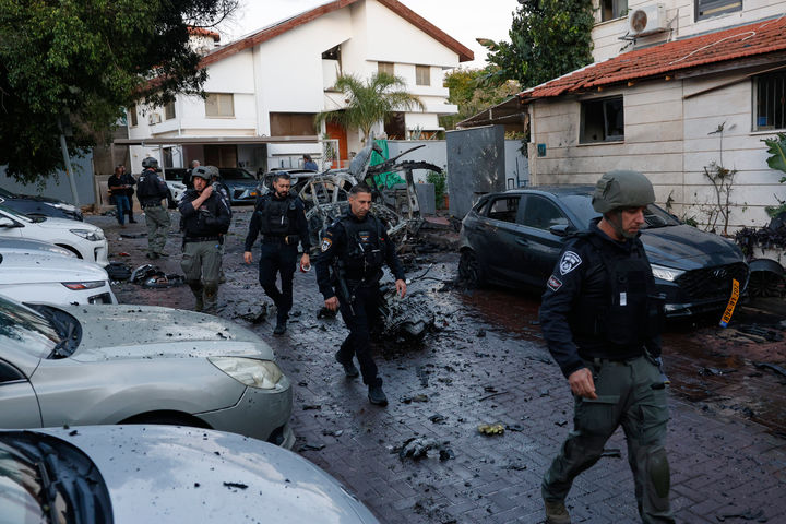 [로슈하인=AP/뉴시스] 지난달 28일(현지 시간) 이스라엘 로슈하인에서 경찰관들이 이란의 미사일 공격을 받은 현장 피해 상황을 조사하고 있다. 2026.03.01. 