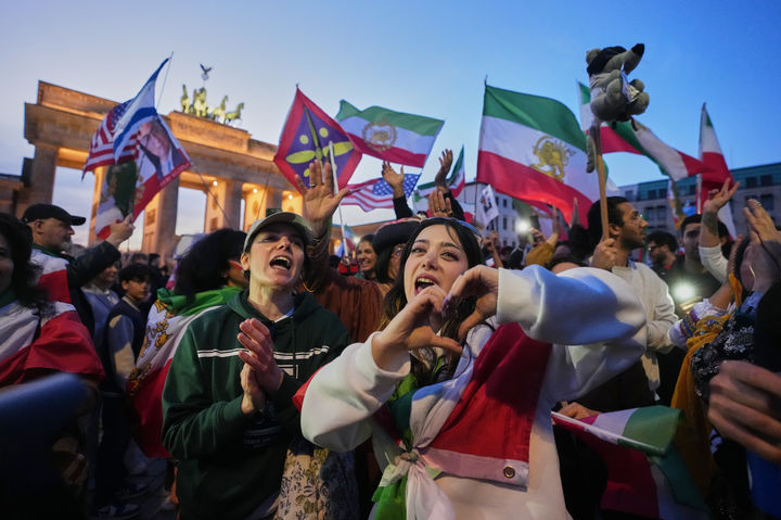 [베를린=AP/뉴시스] 지난달 28일(현지 시간) 독일 베를린 주재 미국 대사관 앞에서 이란인들이 미국과 이스라엘의 이란 공습에 지지하는 시위에 참여해 환호하고 있다. 2026.03.01.