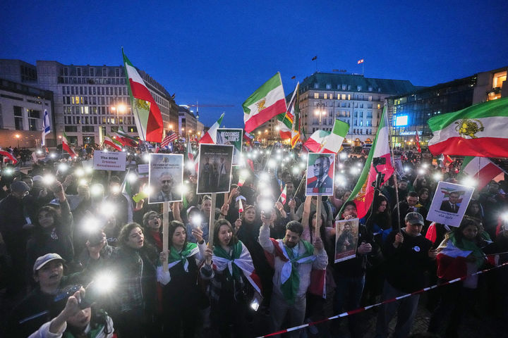 [베를린=AP/뉴시스] 지난달 28일(현지 시간) 독일 베를린 주재 미국 대사관 앞에서 열린 미국과 이스라엘의 이란 공습 지지 집회 참석자들이 미국에 망명 중인 레자 팔레비 왕세자 사진을 들고 있다. 2026.03.01.