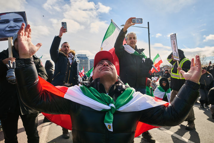 [리치먼드힐=AP/뉴시스] 지난달 28일(현지 시간) 캐나다 온타리오주 리치먼드힐에서 이란의 정권 교체 지지 행진에 참가한 한 남성이 미국과 이스라엘의 이란 공습으로 이란 최고지도자 아야톨라 알리 하메네이가 사망했다는 확인되지 않은 소식에 반응하고 있다. 2026.03.01.