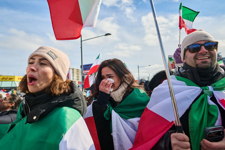 [리치먼드힐=AP/뉴시스] 지난달 28일(현지 시간) 캐나다 온타리오주 리치먼드힐에서 이란의 정권 교체 지지 행진에 참가한 사람들이 미국과 이스라엘의 이란 공습으로 이란 최고지도자 아야톨라 알리 하메네이가 사망했다는 확인되지 않은 소식에 반응하고 있다. 2026.03.01.