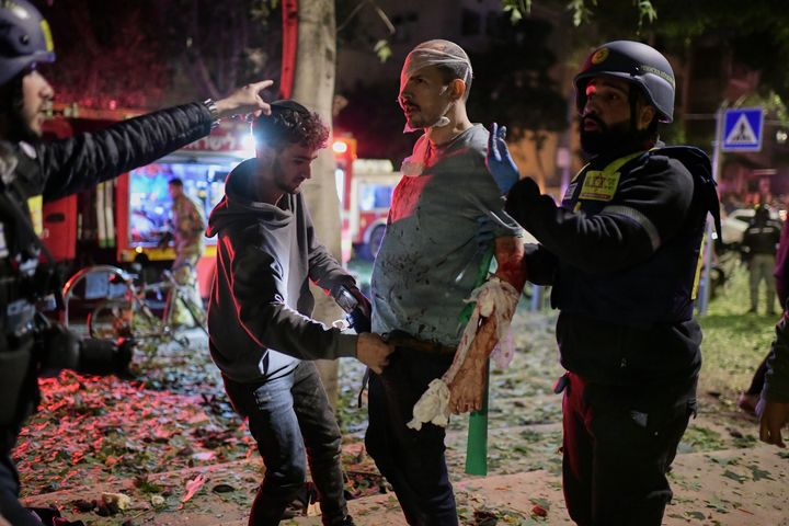 [텔아비브=AP/뉴시스] 지난달 28일(현지 시간) 이스라엘 텔아비브에서 구조대원들이 이란의 미사일 공격 피해 현장에서 부상 주민을 치료하고 있다. 2026.03.01.