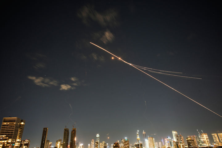 [텔아비브=AP/뉴시스] 지난달 28일(현지 시간) 이스라엘 텔아비브 상공에서 이스라엘 방공망이 이란의 미사일을 요격하기 위해 가동되고 있다. 2026.03.01.