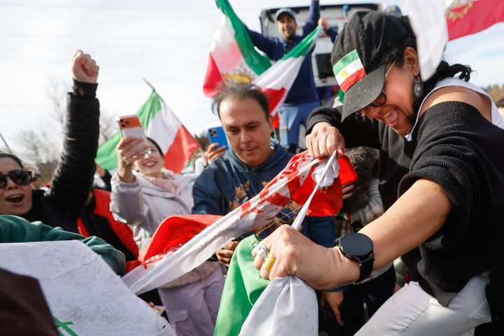 [벨뷰=AP/뉴시스] 지난달 28일(현지 시간) 미 워싱턴주 벨뷰에서 '보이스 오브 이란'의 창립자 겸 대표인 아레주 바간이 '보이스 오브 이란'이 주최한 차량 시위 중 이슬람 공화국 이란 국기를 찢고 있다. 이번 집회는 미국의 이란 공습과 관련해 열린 것으로, 참가자들은 이란 정부에 대한 비판과 변화를 요구하는 목소리를 냈다. 2026.03.01.