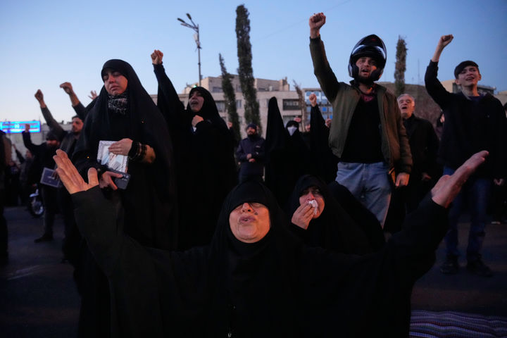 [테헤란=AP/뉴시스] 1일(현지 시간) 이란 테헤란에서 아야톨라 알리 하메네이 최고지도자의 사망 소식을 접한 정부 지지자들이 하메네이의 죽음을 애도하면서 구호를 외치고 있다. 2026.03.01.