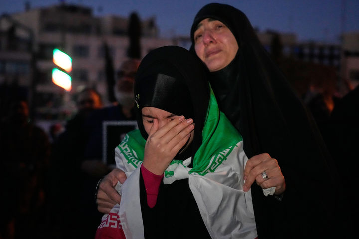 [테헤란=AP/뉴시스] 미·이스라엘 공격으로 아야톨라 알리 하메네이 이란 최고 지도자가 사망한 것이 공식 발표되자 1일(현지 시간) 이란 국민들이 테헤란에 모여 애도하고 있다. 2026.03.02.