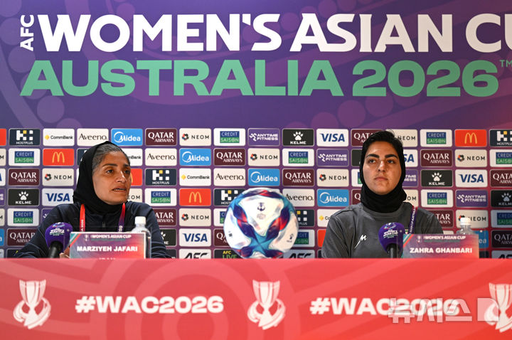 [골드코스트=AP/뉴시스] 이란 여자 축구 대표팀의 마르지예 자파리 감독. 2026.03.01.