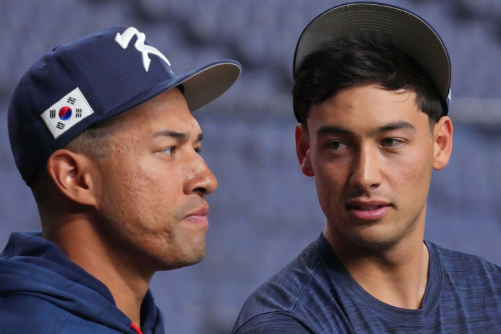 [오사카=AP/뉴시스] 2026 월드베이스볼클래식(WBC) 한국 야구 대표팀 외야수 저마이 존스(왼쪽)와 내야수 셰이 위트컴(오른쪽). 2026.03.01.