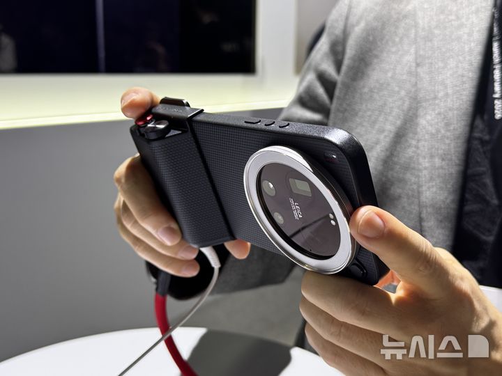 [바르셀로나(스페인)=뉴시스] 심지혜 기자=샤오미 17 울트라 전용 액세서리인 '포토그래피 키트'. 스마트폰에 장착하면 그립, 2단 셔터 버튼, 전용 영상 버튼 등을 통해 실제 카메라와 유사한 조작 환경을 제공한다.