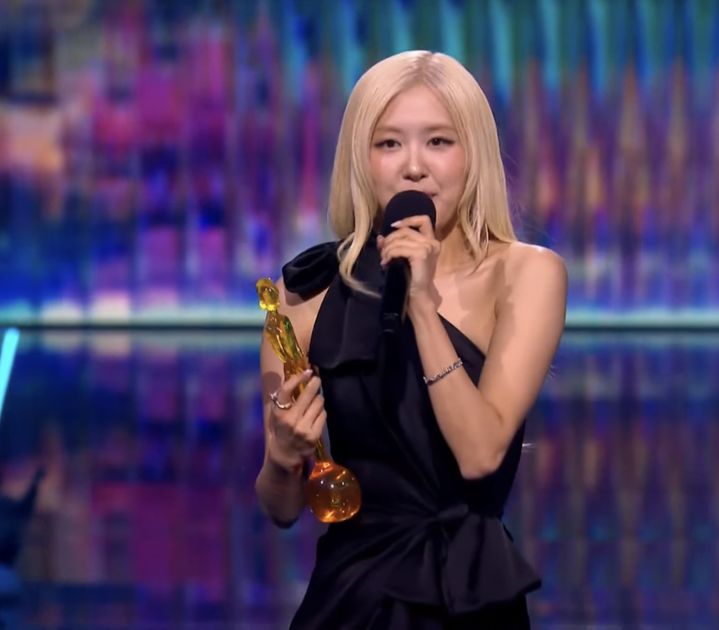 [서울=뉴시스] '브릿어워즈'에서 '올해의 인터내셔널 송'을 받은 블랙핑크 로제. (사진 = '브릿 어워즈' 유튜브 캡처) 2026.02.28. photo@newsis.com *재판매 및 DB 금지