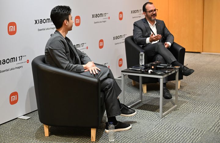[서울=뉴시스] 샤오미가 28일(현지 시간) MWC26이 열리는 스페인 바르셀로나 현지에서 샤오미 라이카 렌즈 관련 현지 기자단 인터뷰를 진행했다. 사진은 티제이 월튼 샤오미 글로벌 대변인 겸 시니어 제품 마케팅 매니저(왼쪽)와 파블로 아세베도 노다 라이카 카메라 AG 모바일 사업부 D&E 총괄이 인터뷰하는 모습. (사진=샤오미 제공) 2026.03.01. photo@newsis.com *재판매 및 DB 금지