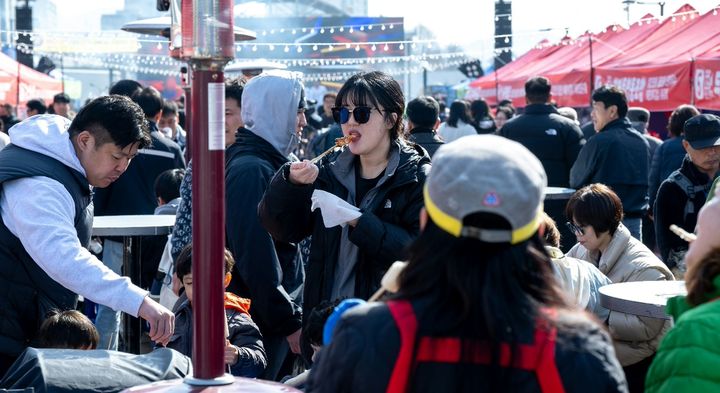 [제천=뉴시스] 제천 빨간오뎅 즐기는 방문객들. (사진=제천시 제공) 2026.03.01. photo@newsis.com *재판매 및 DB 금지