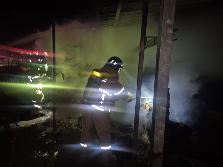 [당진=뉴시스] 1일 오전 5시37분께 충남 당진시 송악읍 청금리의 한 단독주택 옆 별동에서 불이 나 소방대원이 내부 진화에 나서고 있다. (사진=당진소방서 제공) 2026.03.01. photo@newsis.com *재판매 및 DB 금지