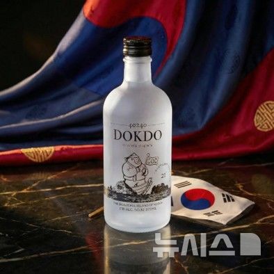 [서울=뉴시스]케이알컴퍼니는 삼일절 107주년을 맞아 울릉도·독도 수호신 캐릭터 '울라'와 협업한 한정판 독도소주 '40240 독도21 x 울라 에디션'을 출시하고, 편의점 GS25에서 단독 판매한다고 1일 밝혔다. (사진 = 케이알컴퍼니 제공)