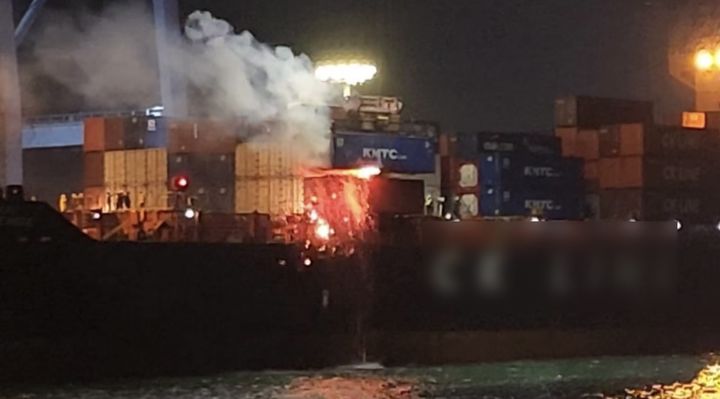 [신안=뉴시스] 1일 여수해경 등에 따르면 지난달 28일 오전 7시49분께 신안군 관매도 남방 10해리(18.52㎞) 해상 항해중이던 컨테이너 선(2만738t·승선원 17명)에서 불이 났다. (사진=여수해경 제공) 2026.03.01. photo@newsis.com *재판매 및 DB 금지