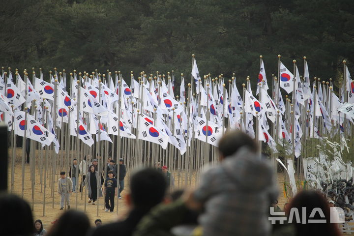 [천안=뉴시스] 최영민 기자=제107주년 3·1절을 맞아 충남 천안시 독립기념관에 많은 관람객들이 찾은 가운데 겨레의집 앞마당에 게양된 815개의 태극기들이 바람에 펄럭이고 있다. 2026.03.01 ymchoi@newsis.com