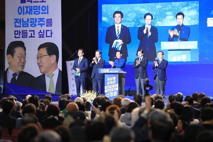 [광주=뉴시스] 초대 전남광주특별시장 출마 예정자 중 한명인 신정훈 국회 행정안전위원장의 '돌아온 광주 , 하나된 전남' 출판기념회가 지난달 28일 오후 광주 김대중컨벤션센터에서 열리고 있다. (사진=신정훈 의원 측 제공) 2026.03.01 photo@newsis.com *재판매 및 DB 금지