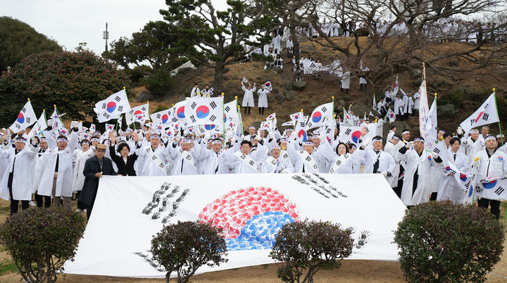[제주=뉴시스] 1일 오전 제주시 조천읍 미밋동산에서 '조천만세대행진'이 펼쳐지고 있다. (사진=제주도 제공) 2026.03.01. photo@newsis.com *재판매 및 DB 금지