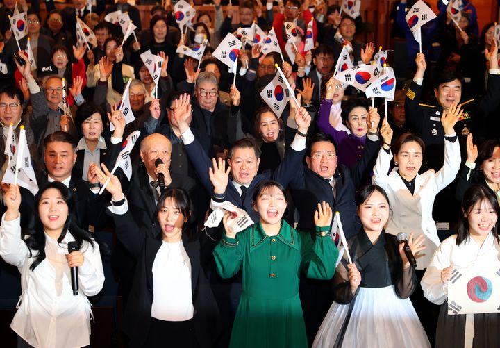 [광명=뉴시스] 박승원 경기 광명시장(앞에서 두번째 줄 가운데)이 1일 광명시민회관에서 열린 제107주년 3.1절 기념행사에서 참석자들과 만세삼창을 하고 있다. (사진=광명시 제공) 2026.03.01. photo@newsis.com *재판매 및 DB 금지