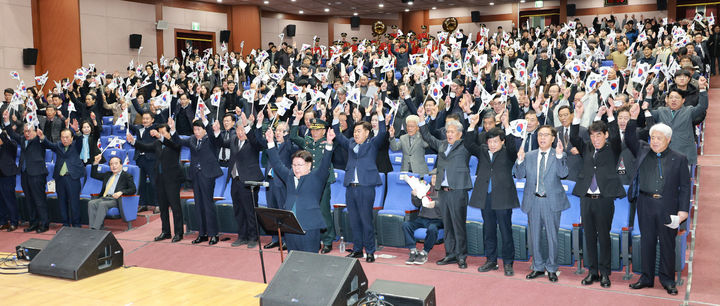 [전주=뉴시스] 전북특별자치도는 1일 제107주년 3·1절을 맞아 도청 공연장에서 독립유공자 유족과 도내외 주요 인사, 국군 장병, 학생 등 900여명이 참석한 가운데 기념식을 개최하고 3·1운동의 역사적 의미와 숭고한 독립정신을 되새겼다. (사진=전북도 제공) 2026.03.01. photo@newsis.com&nbsp; *재판매 및 DB 금지