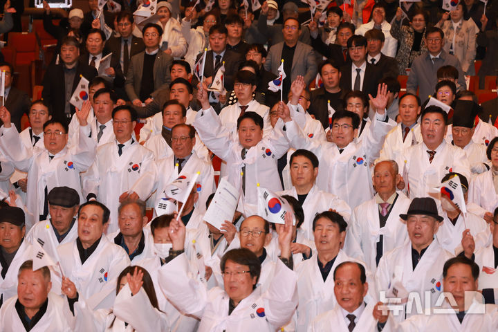 [청주=뉴시스] 1일 충북 청주예술의전당에서 열린 제107주년 삼일절 기념식에서 김영환 충북도지사 등 참석자들이 만세삼창을 하고 있다. (사진=충북도 제공) 2026.03.01. photo@newsis.com *재판매 및 DB 금지