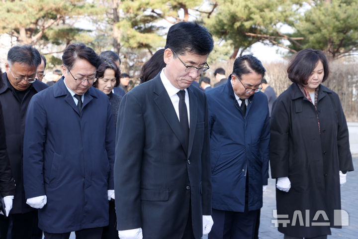 [청주=뉴시스] 윤건영 충북도교육감과 도교육청 간부 공무원들이 제107주년 삼일절인 1일 청주시 삼일공원 항일독립운동기념탑을 찾아 묵념하고 있다. (사진=충북도교육청 제공) 2026.03.01. photo@newsis.com *재판매 및 DB 금지