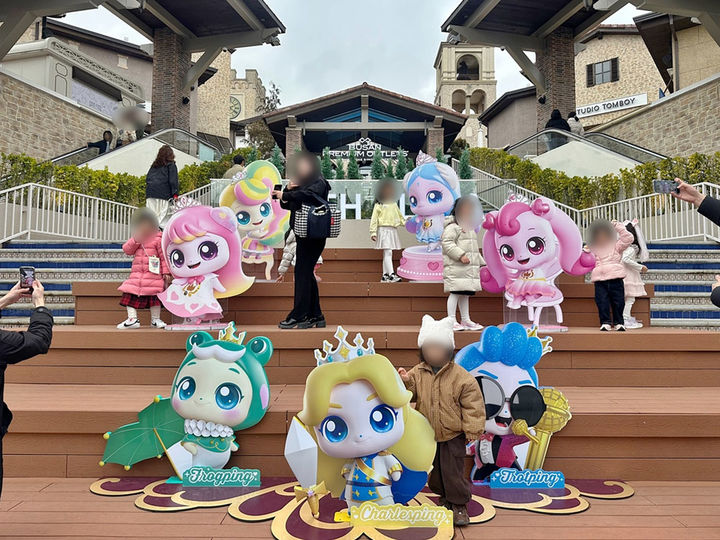 [부산=뉴시스] 신세계사이먼 부산 프리미엄 아울렛은 22일까지 인기 애니메이션 '캐치! 티니핑'과 협업한 대규모 야외 콘텐츠 '레전드티니핑'을 선보인다고 1일 밝혔다. (사진=신세계사이먼 제공) 2026.03.01. photo@newsis.com *재판매 및 DB 금지