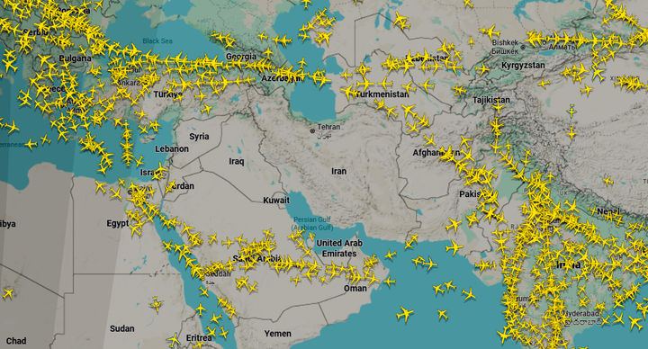 [서울=뉴시스] 미국과 이스라엘이 이란을 공습하면서 항공기 위치정보 사이트인 '플라이트레이더24(flightradar24)에 이란 영공에 항공기들이 우회하고 있다. 2026.03.01. (사진=flightradar24 제공) photo@newsis.com *재판매 및 DB 금지