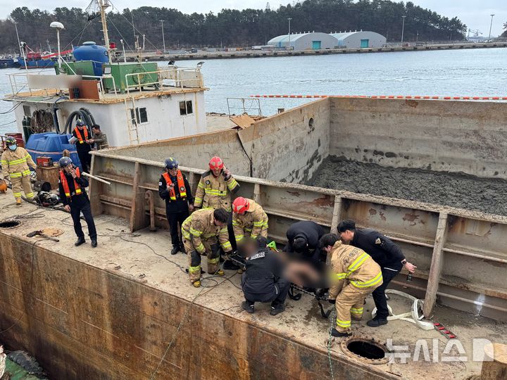 [사천=뉴시스] 1일 오전 11시1분께 경남 사천시 삼천포 신항 내 공사 작업용 부선에서 폭발 사고가 발생했다. 사천해경 구조대가 고립자를 구조하고 있는 모습. (사진=사천해경 제공) 2026.03.01. photo@newsis.com 