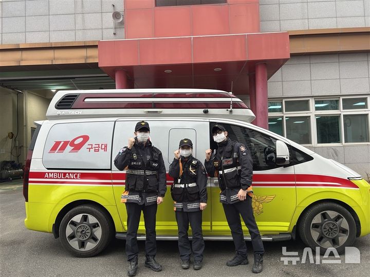 [청주=뉴시스] 응급분만을 진행한 오송안전센터 구급대원들. (사진=청주서부소방서 제공) 2026.03.01. photo@newsis.com *재판매 및 DB 금지